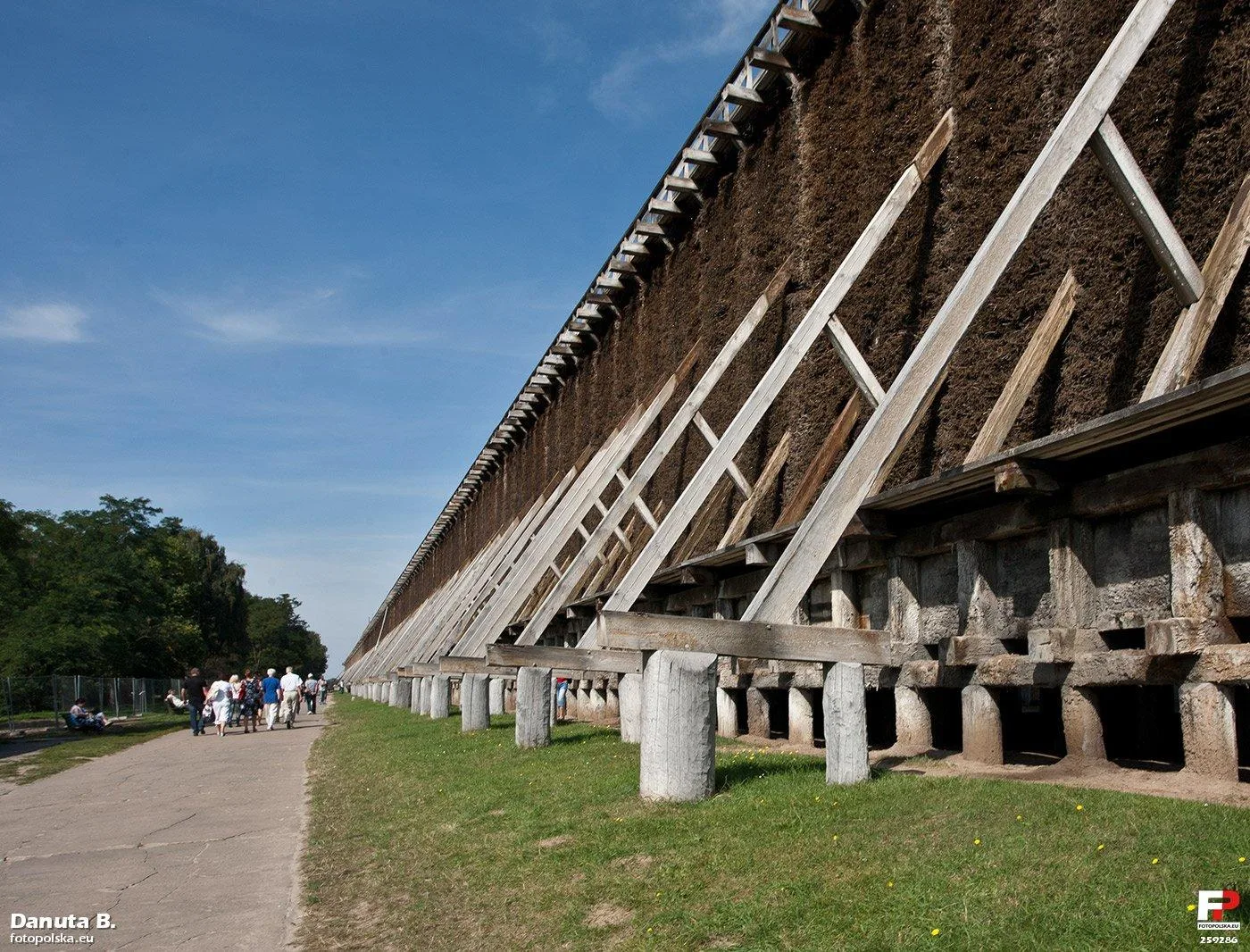 Wejście na ten deptak płatne, na szczęście nie trzeba drugiego biletu, by wejść na górę. Tężnie powstały nie dla przyjemności kuracjuszy, są etapem (drugim) w procesie produkcji so