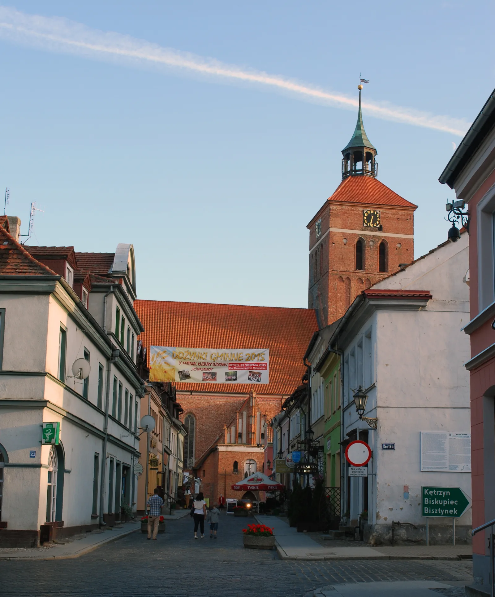 Reszel - ul. Wyspiańskiego, w tle kościół Św. Piotra i Pawła