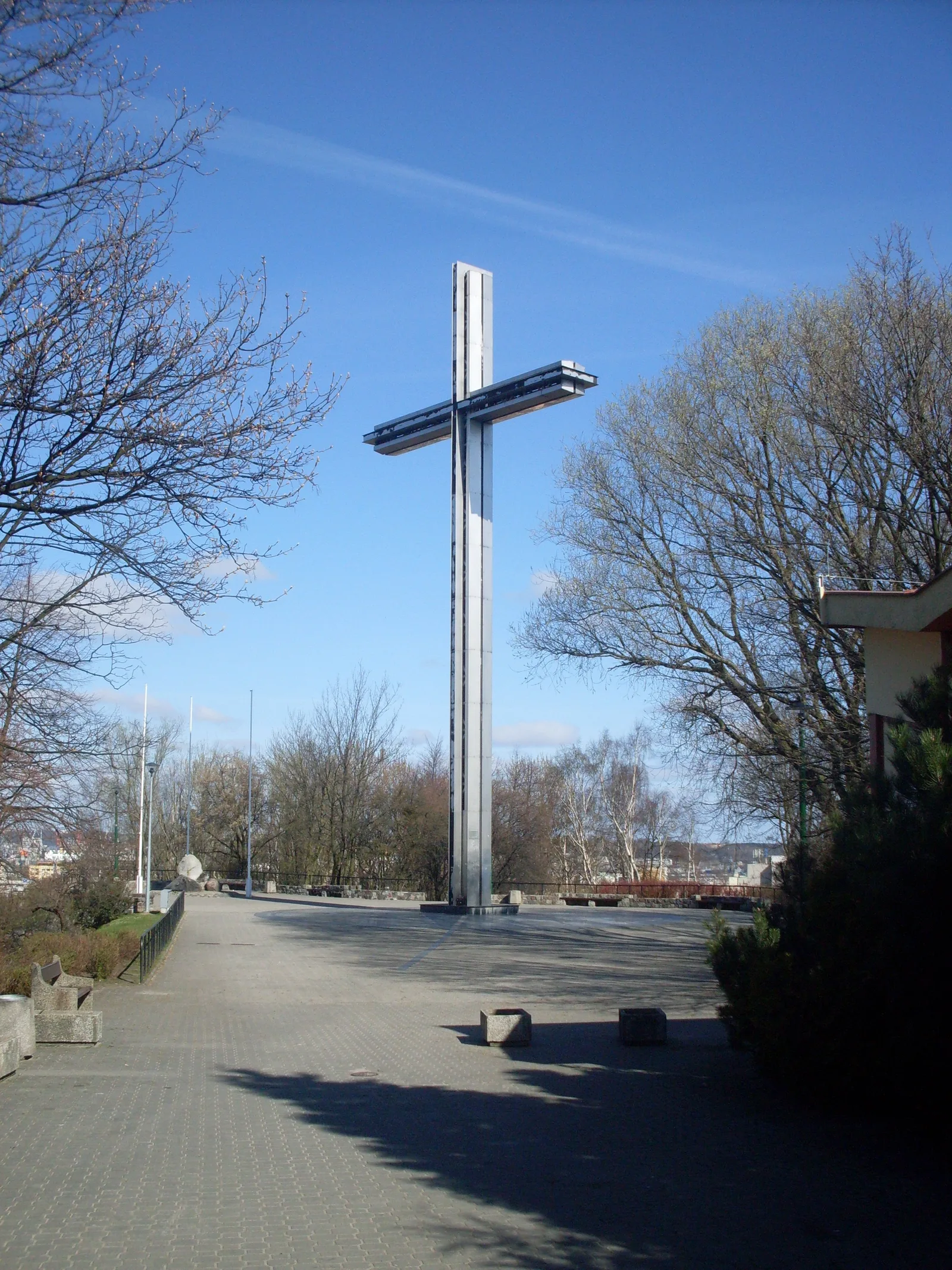 Cross on Kamienna Góra in Gdynia. View from Adama Mickiewicza Street.