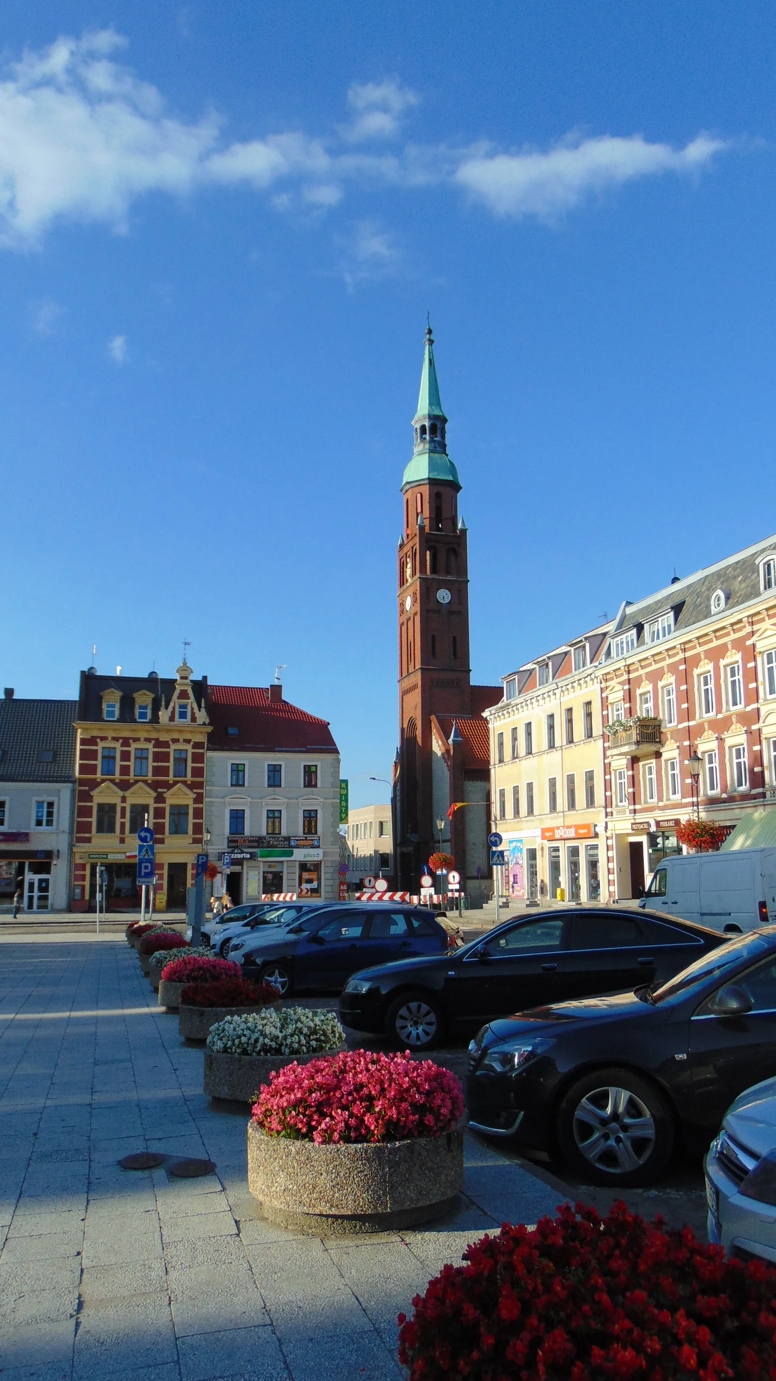 Rynek w Starogardzie Gdańskim. Widok na kościół pw. św. Katarzyny Aleksandryjskiej