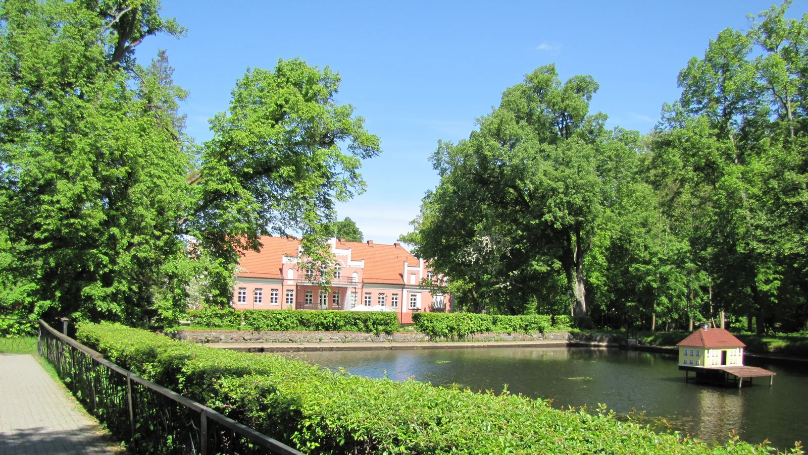 Staw i Pałac Przebendowskich.