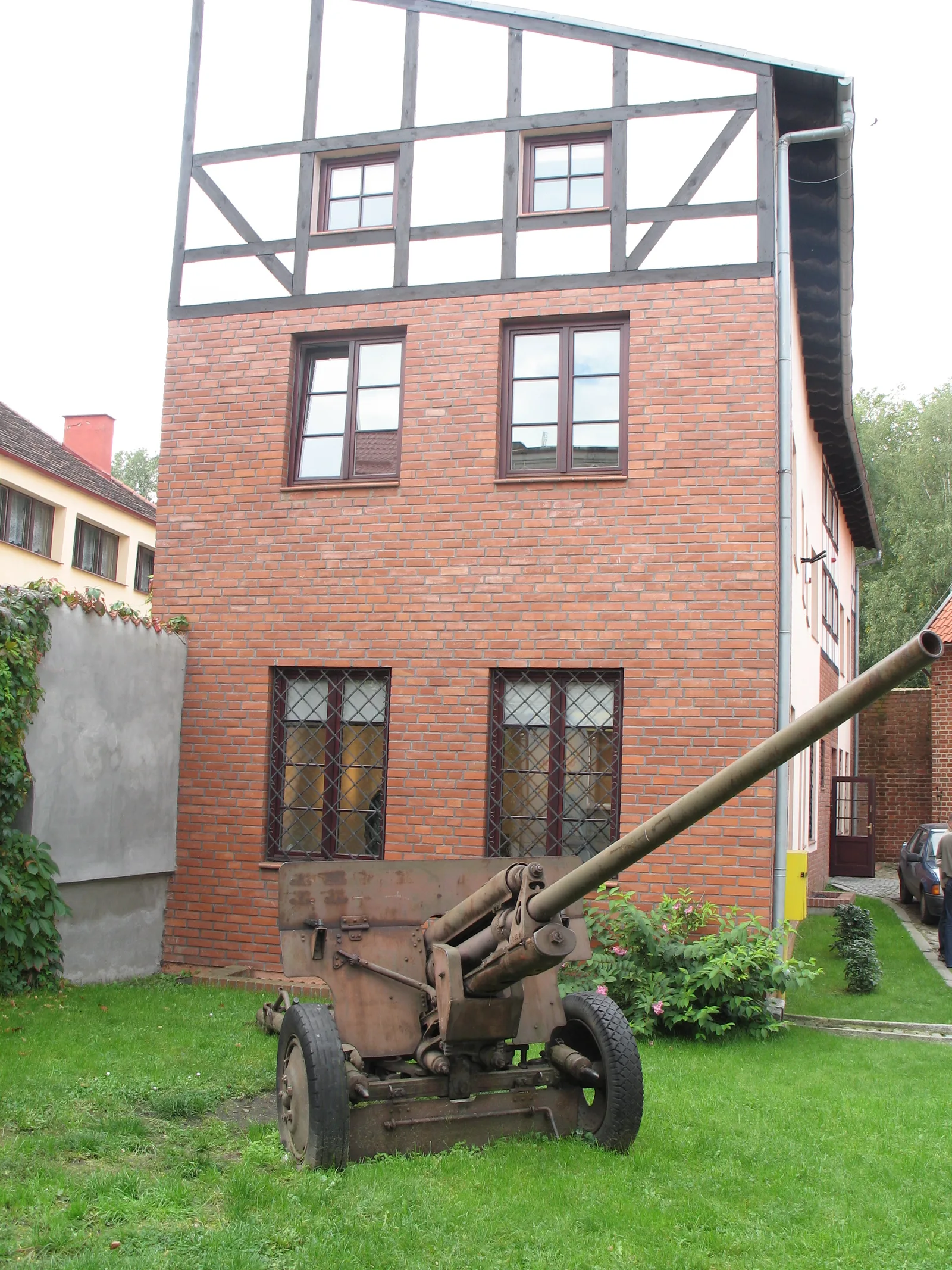 Starogard Gdański - pozostałości baszty Bramy Gdańskiej ( baszty Szewskiej ) i dziedziniec "Muzeum Ziemi Kociewskiej" w zespole murów obronnych (zabytek nr 1019)