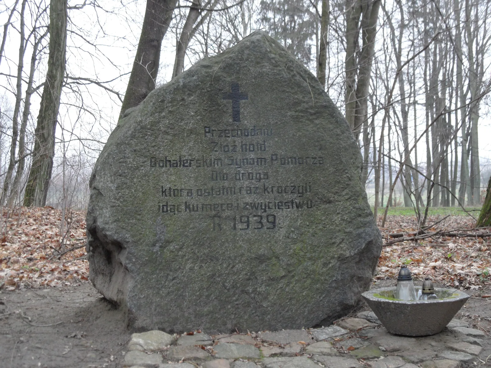 Kamień upamiętniający pomordowanych przez hitlerowców w Szpęgawskim lesie