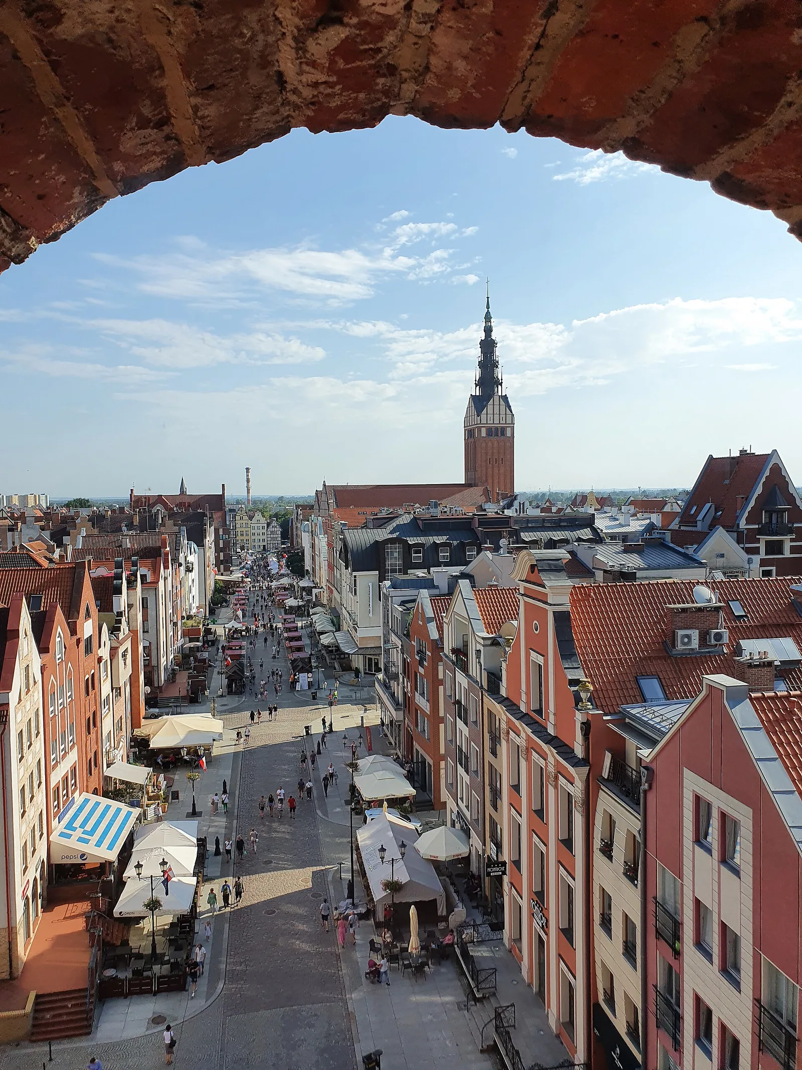 Elbląg. Pohled z Trhové brány na staré město (v popředí Starý rynek).