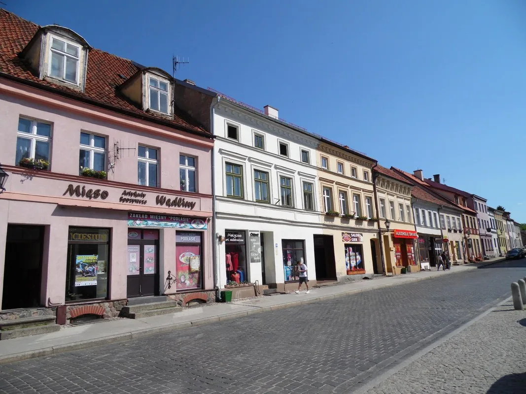 ZABYTKOWE KAMIENICE W RYNKU.