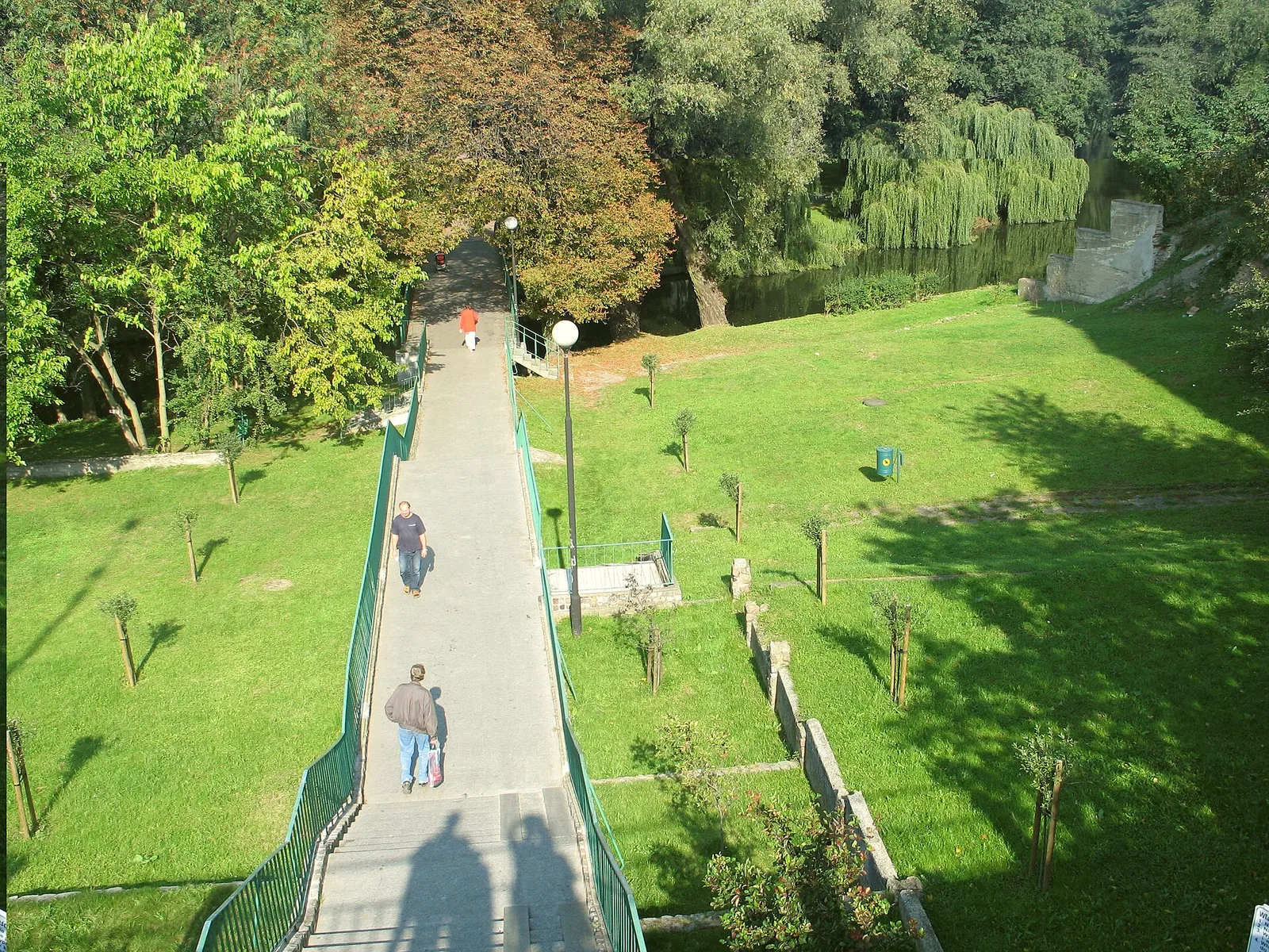 Park Miejski w Starogardzie Gdańskim. Główna alejka (ulica Mostowa). Widok z Mostu Chojnickiego.