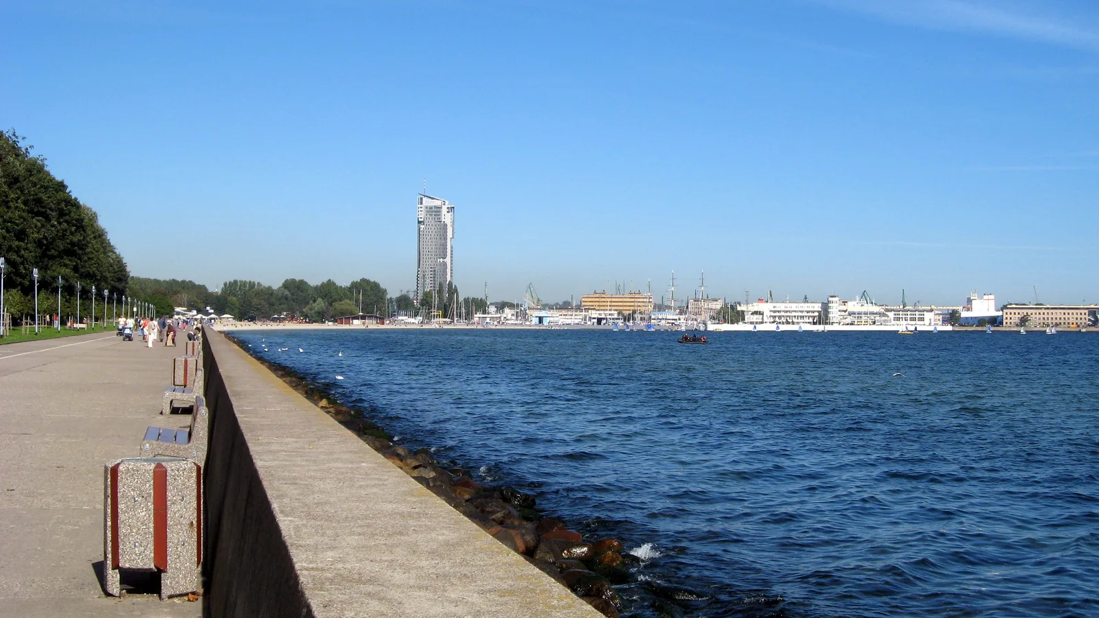 Gdynia, Bulwar Nadmorski, widok na budynek Sea Towers
