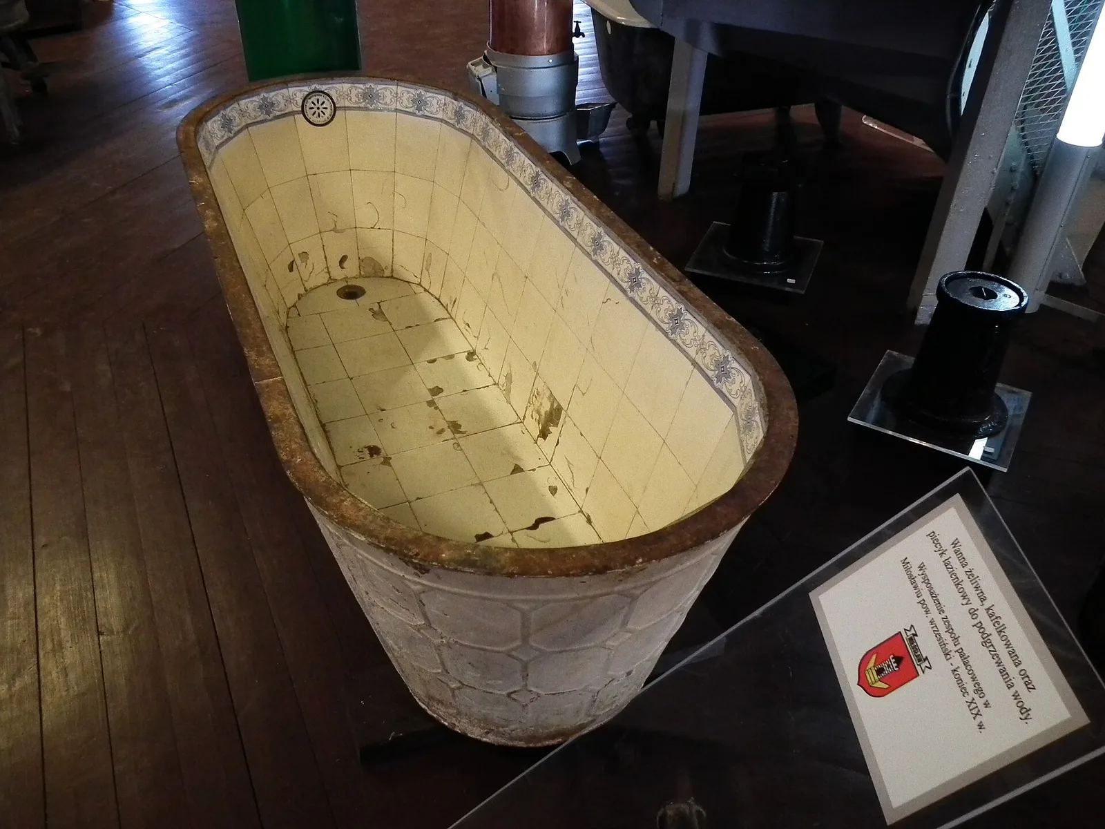 Wieża ciśnień w Bydgoszczy - Muzeum Wodociągów. Wnętrza. Żeliwna, kafelkowana wanna z pałacu w Miłosławiu.