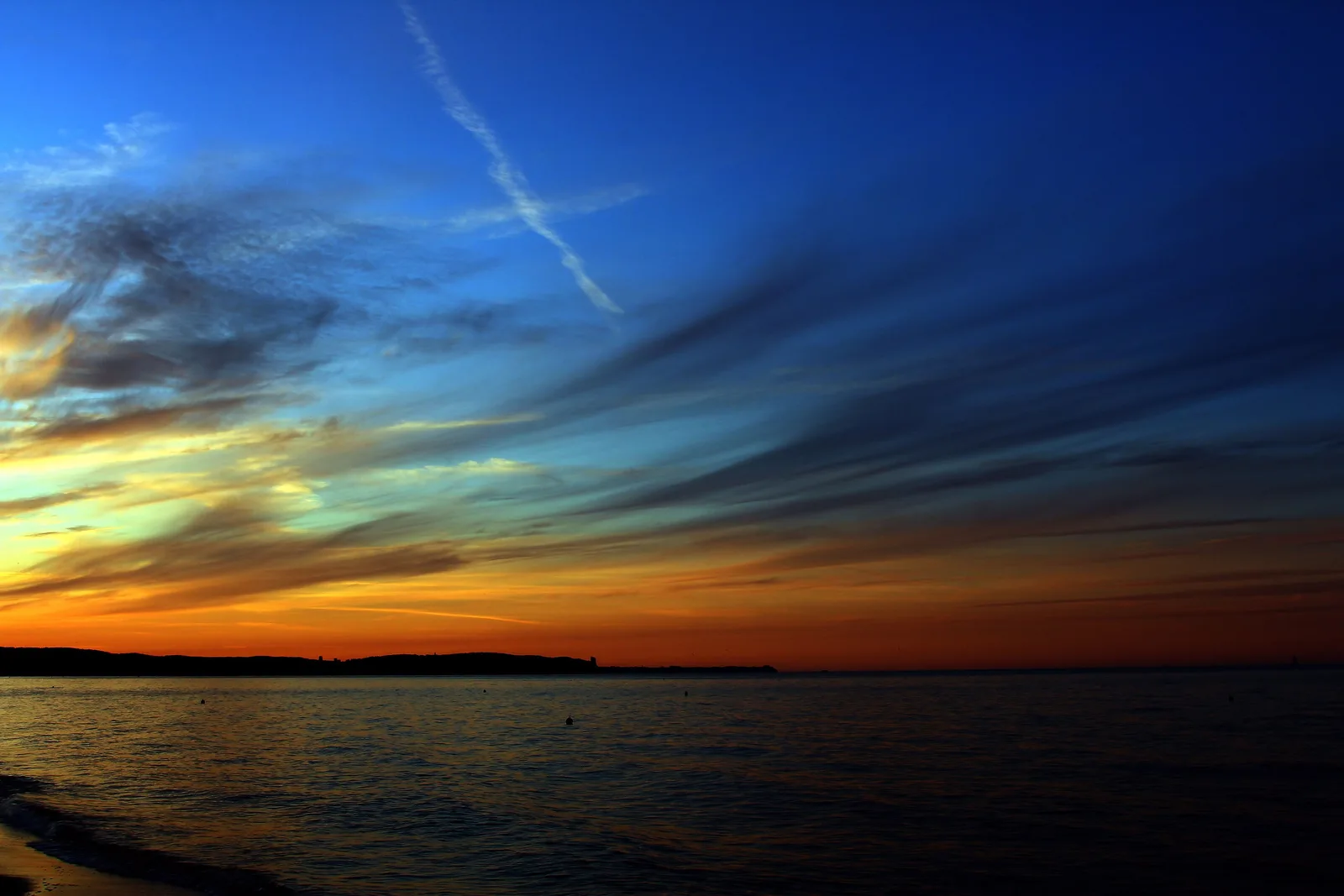 Morze Bałtyckie. Zatoka Gdańska. Zachód Słońca nad Gdynią i Sopotem. Widok z plaży w Gdańsku - Jelitkowie. (15 VII 2015r.).