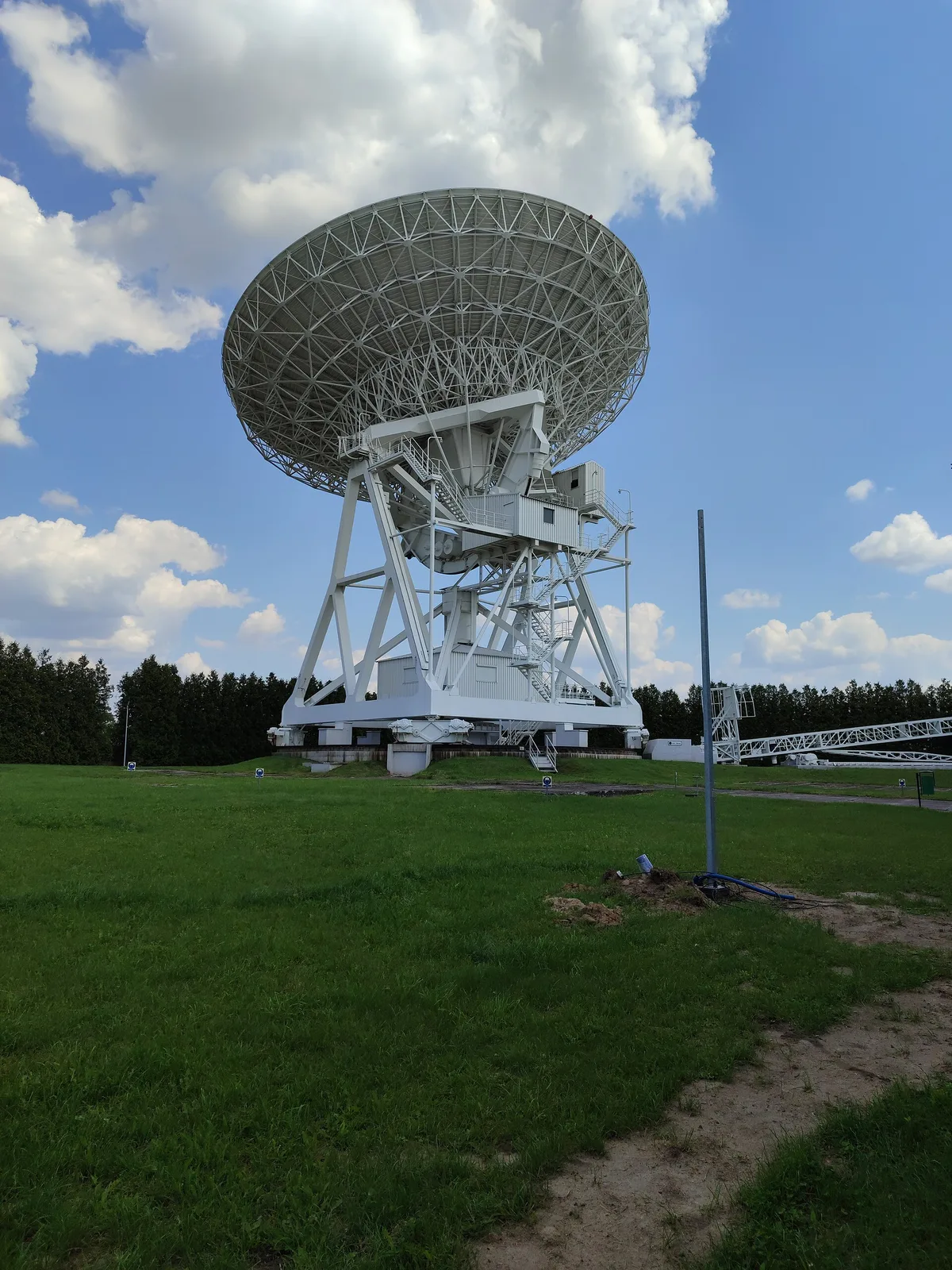 Zdjęcie bardzo wysokiej jakości Obserwatorium Astronomiczne UMK w Piwnicach.