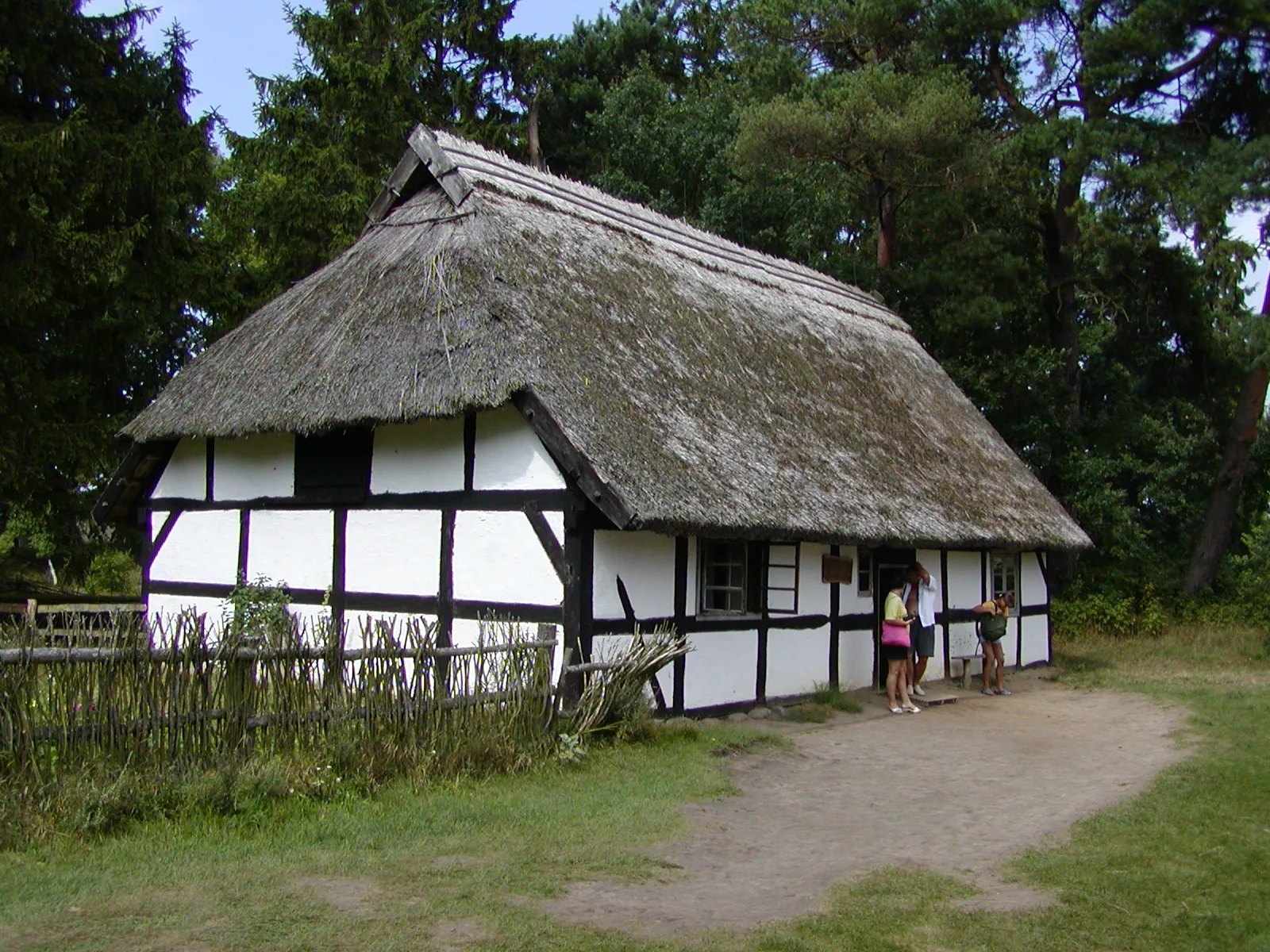 Kluki, Poland Muzeum Wsi Słowińskiej. Chałupa Charlotty Klick z Kluk Smołdzińskich, koniec XVIII wieku, rozbudowana w II połowie XIX wieku.