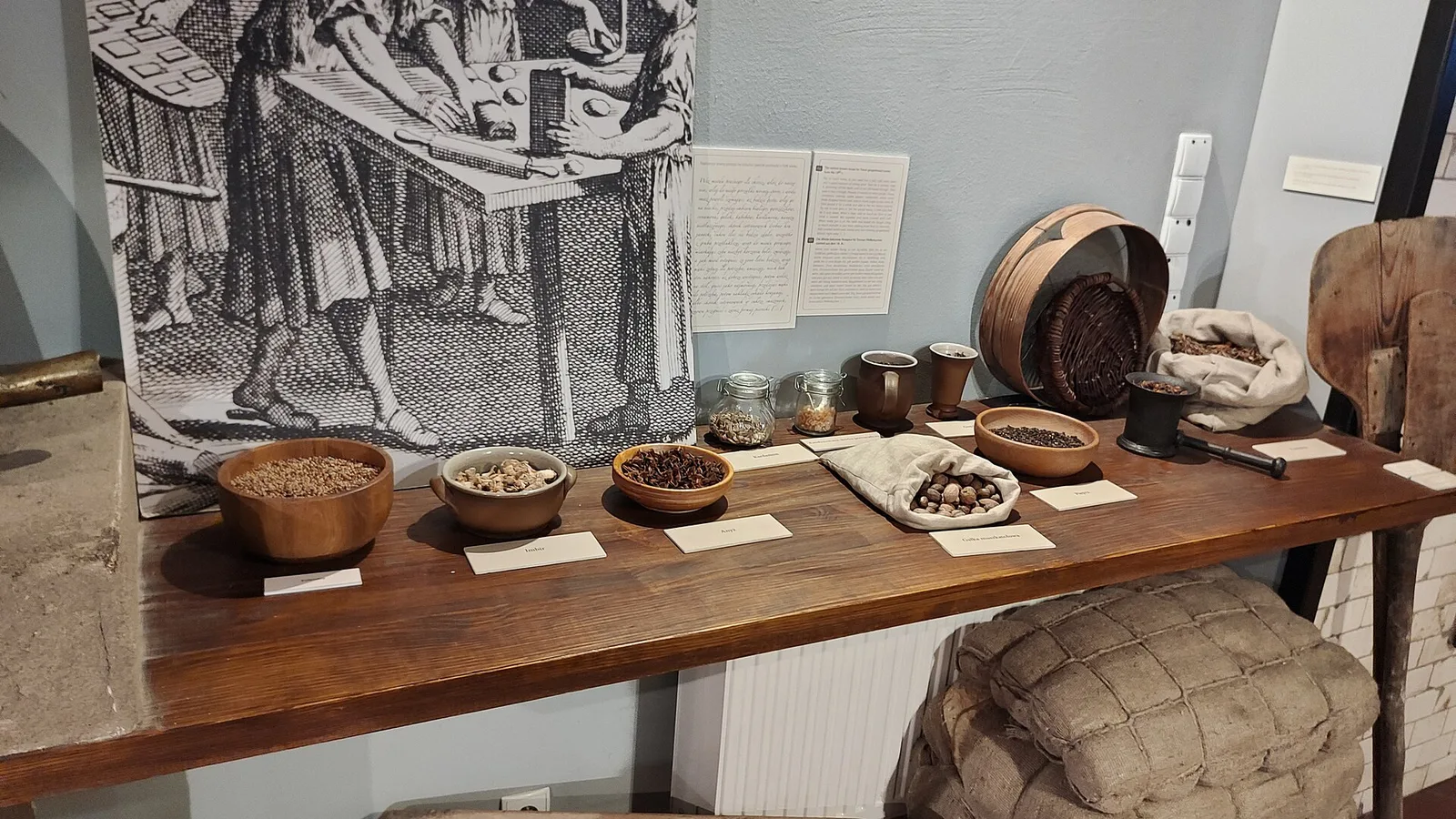 Ingredients for the oldest gingerbread recipe: unleavened honey, strong booze, white ginger, cinnamon, cloves, nutmeg, tailed pepper, cardamom, anise, lemon zest, sugar and rye flo