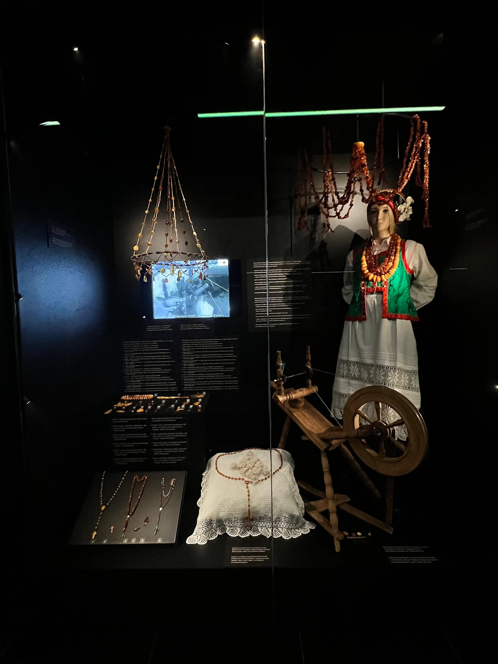 Muzeum Bursztynu w Gdańsku: gablota poświęcona bursztynowi z Kurpi Zielonych