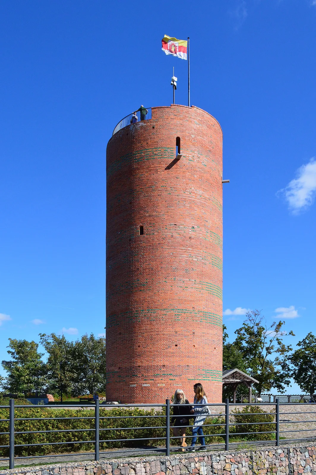 Grudziądz is a city in northern Poland which is located on the Vistula River , lying within the Kuyavian-Pomeranian Voivodeship . The Old Town of Grudziądz and 14th-century granari