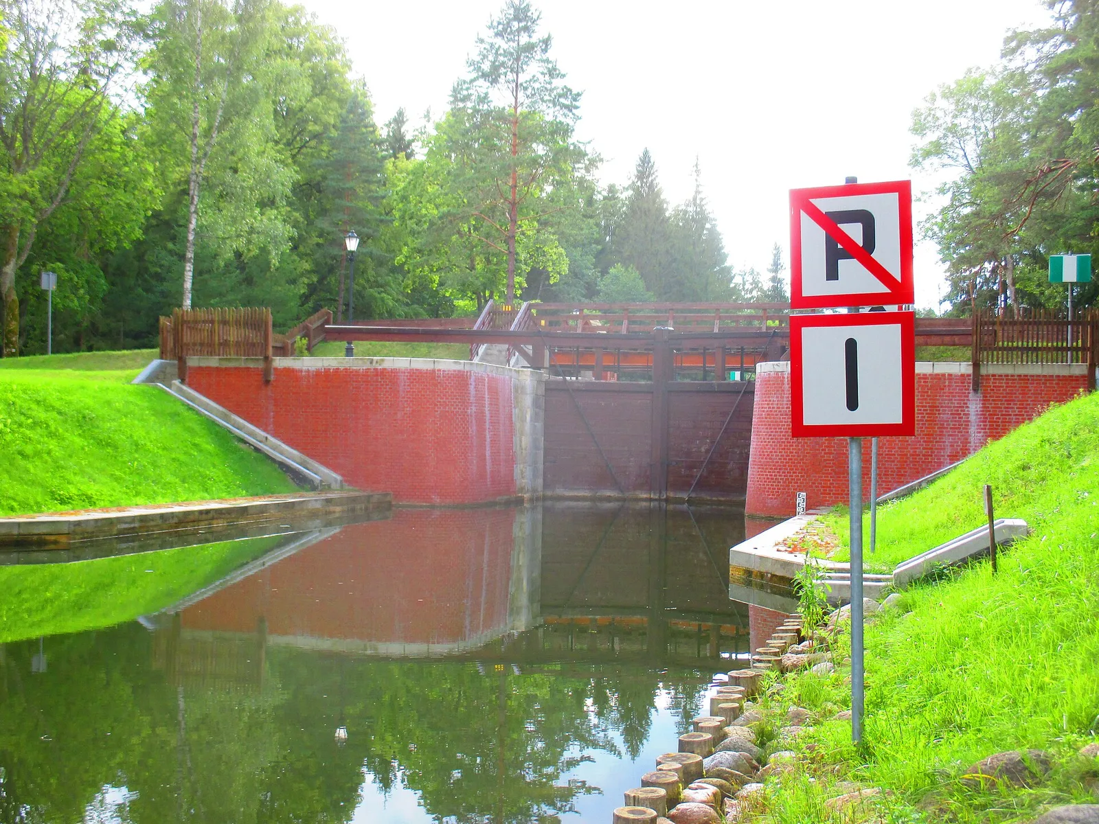 Widok na dolne wrota śluzy Perkuć