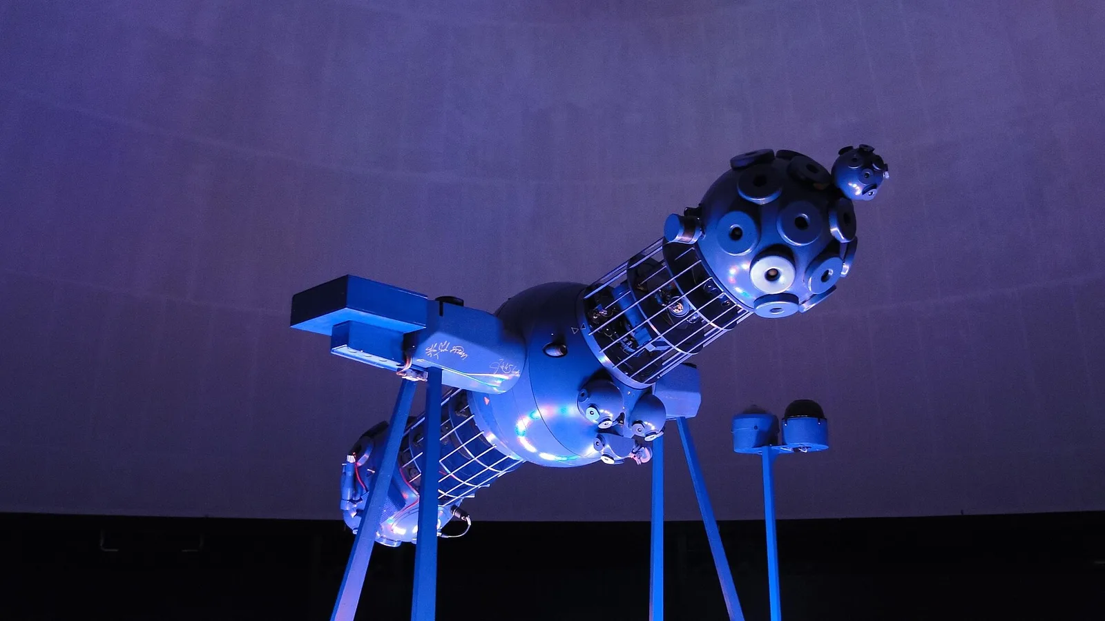 Wnętrze sali projekcyjnej planetarium im. Władysława Dziewulskiego w Toruniu