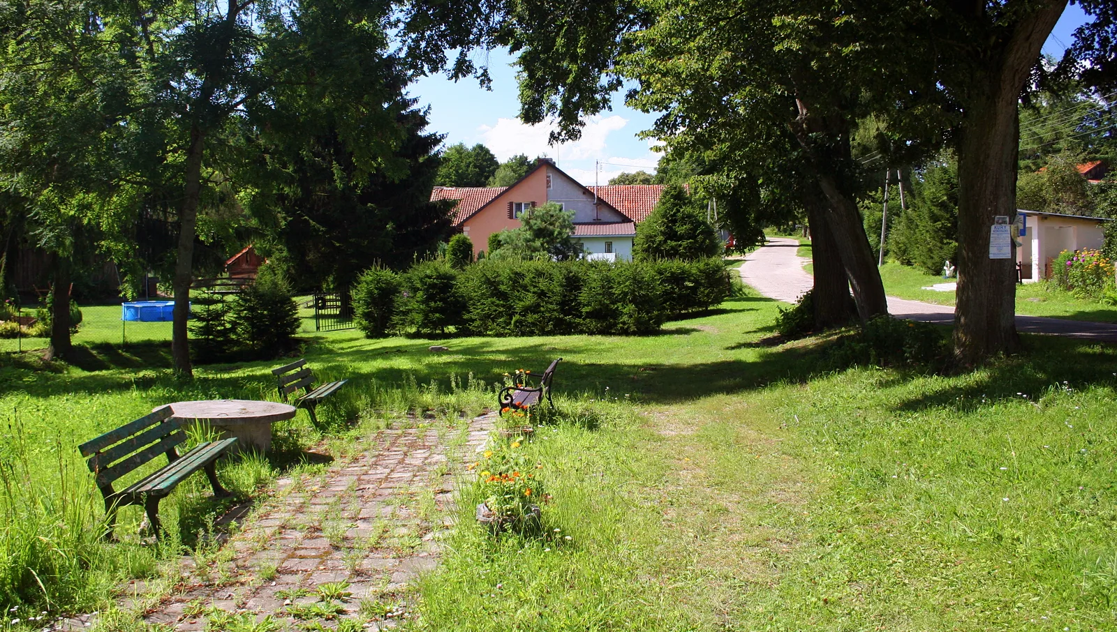Skwer przy kościele w miejscowości Chwalęcin w powiecie lidzbarskim, w gminie Orneta