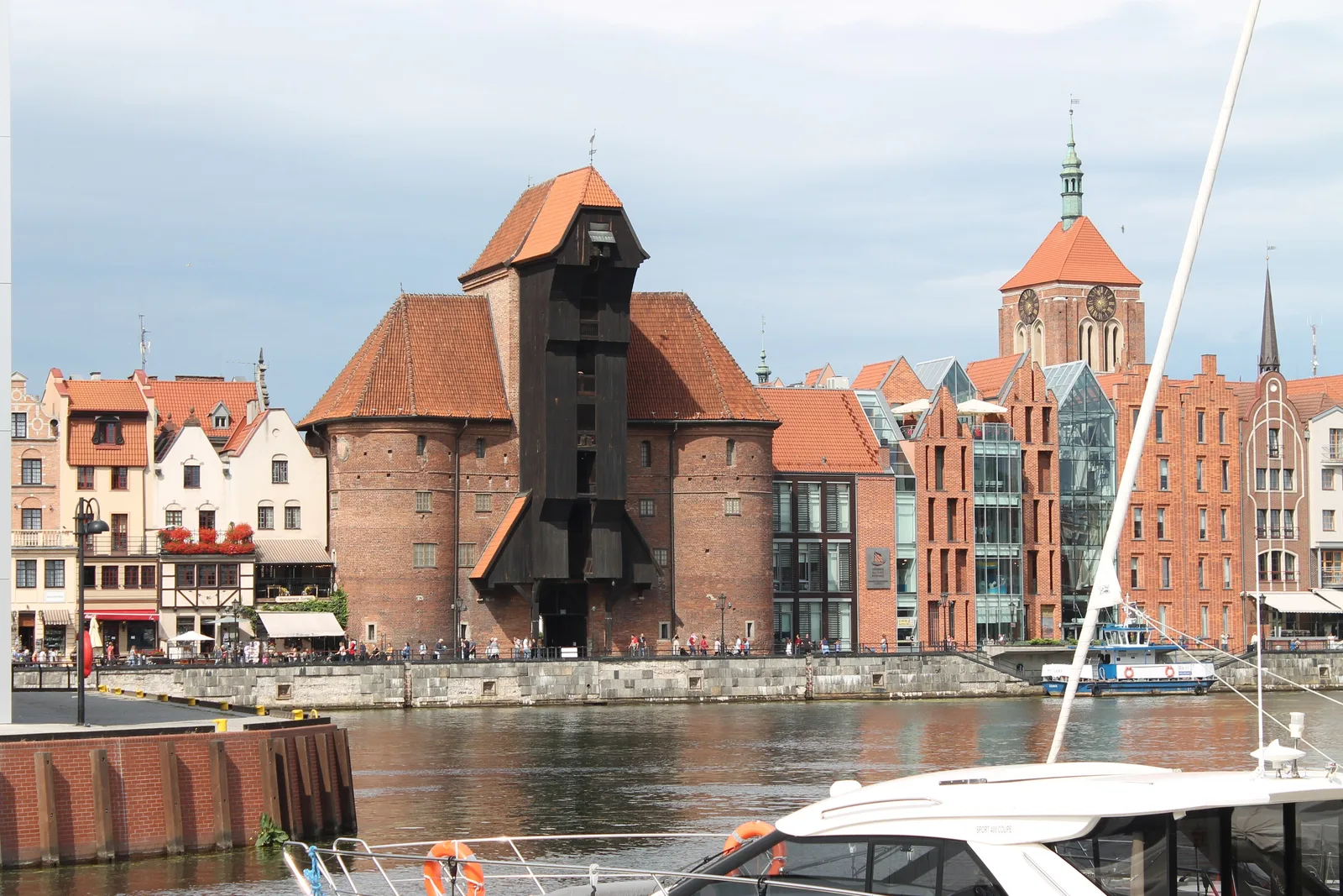 Średniowieczny Żuraw nad Motławą na tle nabrzeża Długiego Pobrzeża