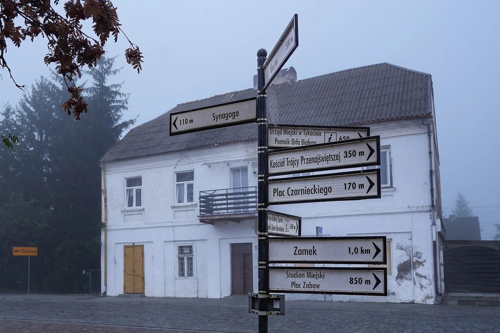 Tykocin , 17 Złota Street, mid-19th-century house, Podlaskie Voivodeship , Poland , on 11 September 2024. The photograph shows a foggy morning view of a historic residential buildi