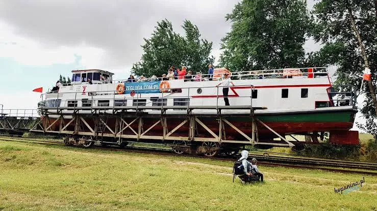 Rejs przez pochylnię Całuny i jezioro Druzno