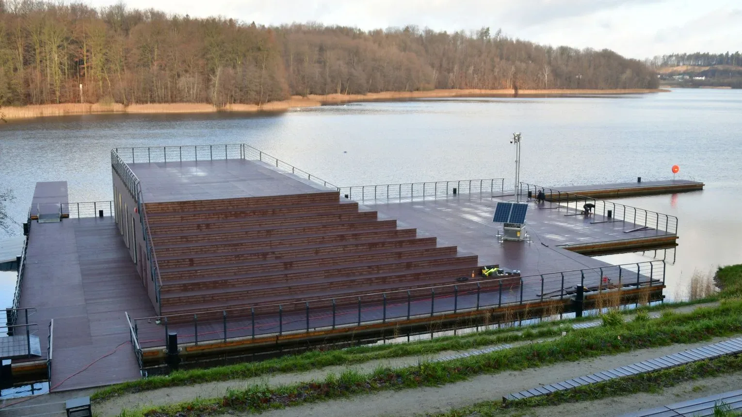 Kąpielisko i promenada nad Jeziorem Klasztornym Dużym