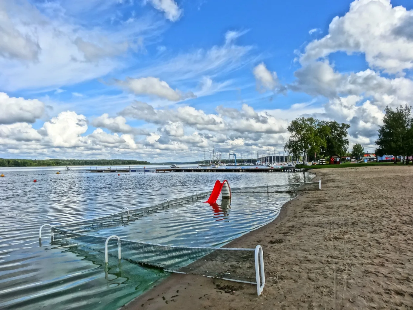 Plaża nad jeziorem Charzykowskim w Charzykowach