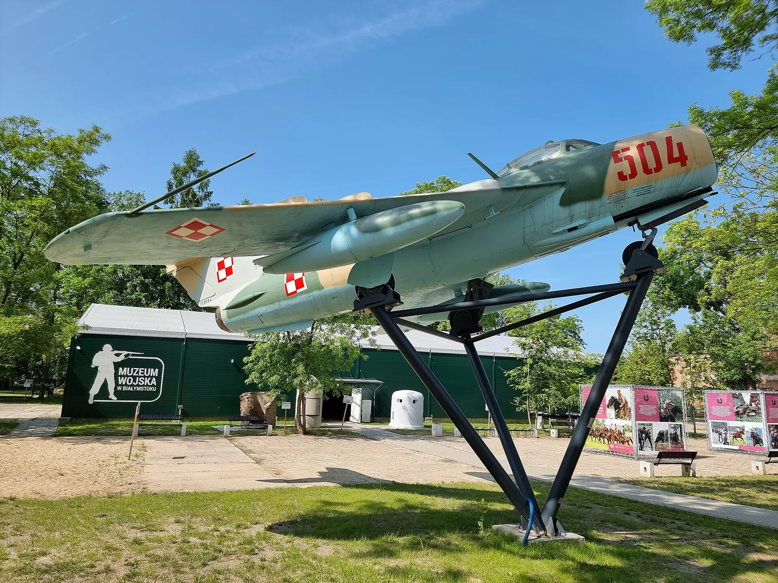 Licencyjny samolot myśliwski Lim-5 (MiG-17), nr taktyczny 504, nr seryjny 1C05-04, eksponowany w Parku Militarnym Muzeum Wojska w Białymstoku.
