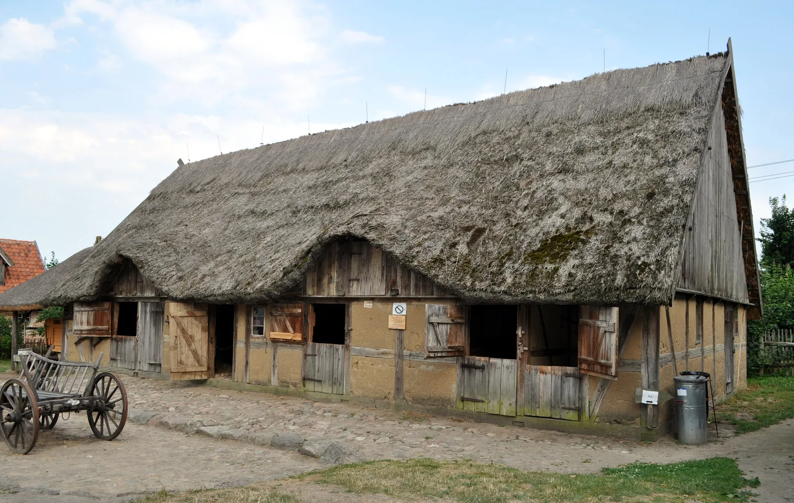 Zabudowania zagrody w skansenie w Nadolu
