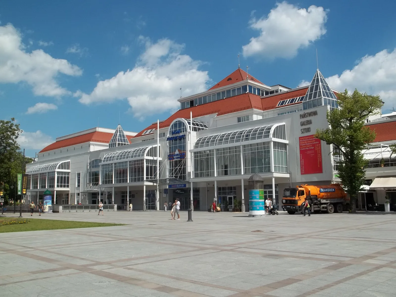 Państwowa Galeria Sztuki w Sopocie (Dom Zdrojowy) i pl. Przyjaciół Sopotu.