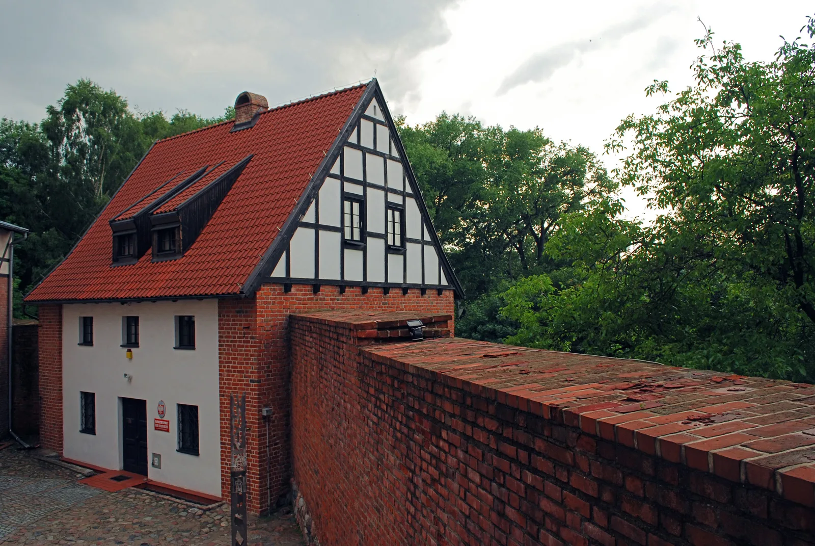 Starogard Gdański , ul. Boczna 2 - budynek "Muzeum Ziemi Kociewskiej" w zespole murów obronnych (zabytek nr 1019)