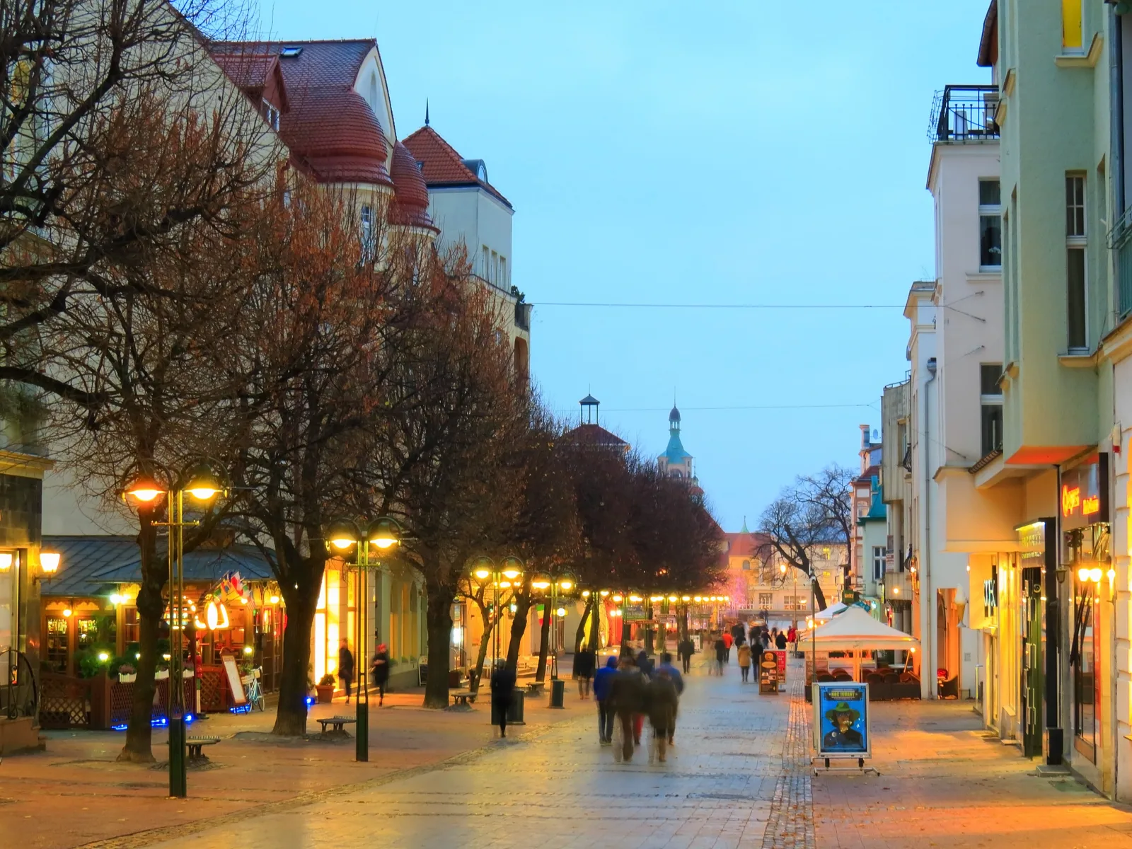 kamienice wzdłuż deptaka Bohaterów Monte Cassino w Sopocie