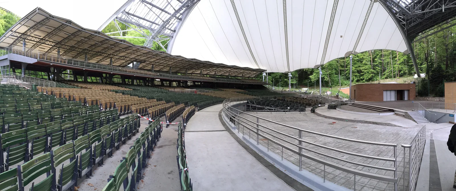 Ein Panoramablick im Innenraum der modernisierten Opera Leśna Sopot - der Waldoper in Zoppot